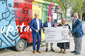 Ein Scheck für das Jugendhilfeprojekt