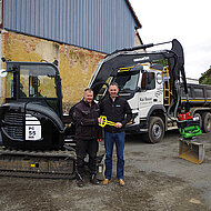 Ins Schwarze getroffen mit zwei  Komatsu PC55MR-3 in Sonderlackierung