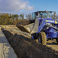 Effiziente Leitungsverlegung dank Schwenklader