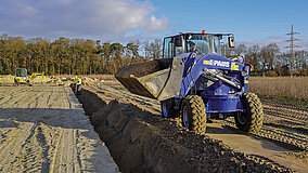 Effiziente Leitungsverlegung dank Schwenklader