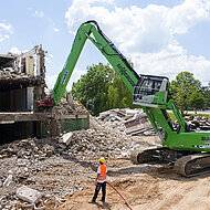 Bye-bye M&ouml;belhaus! Abbruchbagger 830 E von SENNEBOGEN schafft Platz f&uuml;r Neues in Regensburg
