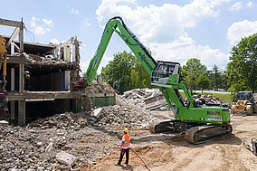 Bye-bye Möbelhaus! Abbruchbagger 830 E von SENNEBOGEN schafft Platz für Neues in Regensburg