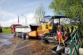 Fliegl: Mit Abschiebetechnik zu bester Asphaltqualität 