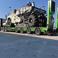 Schwerlasttransporter, die ankommen: Semi- und Tiefbettauflieger von Goldhofer
