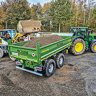 Fortuna Fahrzeugbau: Tandem-Dreiseitenkipper erweitert Baustellenpalette