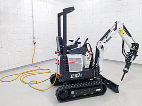 Kleiner Elektrobagger für Abbrucharbeiten im Innenbereich