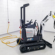 Kleiner Elektrobagger f&uuml;r Abbrucharbeiten im Innenbereich