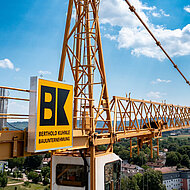 Innovative LED Kranwerbeschilder mit statisch gepr&uuml;ftem Plug&Play Befestigungssystem f&uuml;r Turmdrehkrane