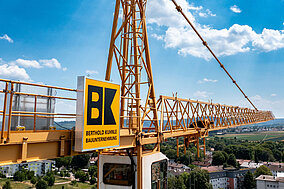 Innovative LED Kranwerbeschilder mit statisch geprüftem Plug&Play Befestigungssystem für Turmdrehkrane