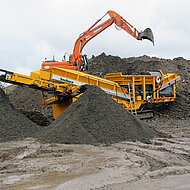 Mit einer Maschine: Sieben, stabilisieren und Fl&uuml;ssigboden herstellen