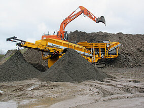 Mit einer Maschine: Sieben, stabilisieren und Flüssigboden herstellen