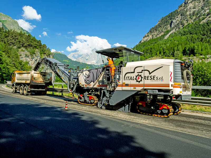 Wirtgen W 220 fräst Deckschicht am Fuße des Mont Blanc in halber Zeit