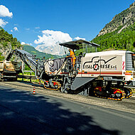 Wirtgen W 220 fr&auml;st Deckschicht am Fu&szlig;e des Mont Blanc in halber Zeit