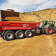 Tridem-Halbrundmulde HP 30 mit 2,55 Meter Au&szlig;enbreite feiert Jubil&auml;um