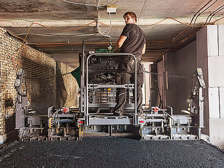 Asphalteinbau  bei extrem niedriger Deckenh&ouml;he