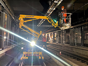 Zweiwege-Arbeitsbühne in Wien im Einsatz