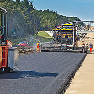 V&ouml;gele: Der Fertiger denkt dank Automatikfunktionen mit