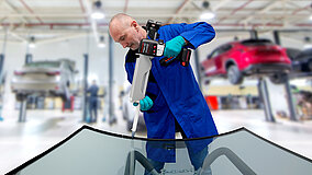 Einfaches und bequemes Verkleben: Neuer 2K-Klebstoff Dinitrol 516 A/B mit 2K-Kartuschenpistole