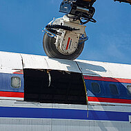 KEMROC: Historisches Flugzeug mit Pr&auml;zision zerlegt