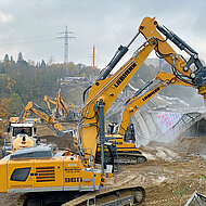 Liebherr-Hydraulikbagger: Im Gro&szlig;einsatz nach der Br&uuml;ckensprengung
