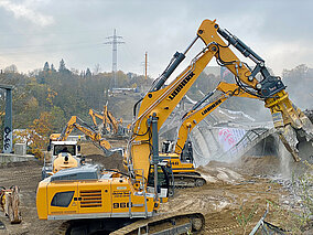 Liebherr-Hydraulikbagger: Im Großeinsatz nach der Brückensprengung