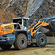 Liebherr: Effizienter Grauwacke-Umschlag dank &raquo;XPower&laquo;-Konzept