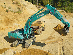 Tatkräftigte Bagger-Unterstützung für Sand- und Kieswerk 