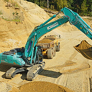 Tatkr&auml;ftigte Bagger-Unterst&uuml;tzung f&uuml;r Sand- und Kieswerk 