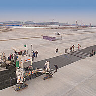 WIRTGEN: Gleitschalungsfertiger &uuml;bernehmen pr&auml;zisen Betoneinbau