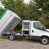 Heinz Schutz: Wechsel-Toolbox und Laubsauger am Kipper