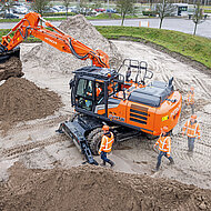 Auf Rädern und Ketten: Kiesel und Hitachi mit Großaufgebot in München