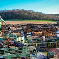 Pick & Carry-Einsatz f&uuml;r den SENNEBOGEN Umschlagbagger 730 E bei Pontrilas Timber