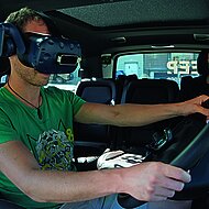 Mercedes-Benz: Digitale Fahrzeugsysteme in mobilem Simulator testen