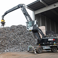 Black Beauty im N&uuml;rnberger Hafengebiet: Schrott-Recycler SWRN GmbH vertrauen auf SENNEBOGEN Umschlagbagger