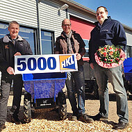 Muck-Truck &raquo;Nummer 5&thinsp;000 in Deutschland&laquo; in Rendsburg an HKL Baumaschinen &uuml;bergeben 