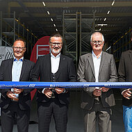 Symbolische Übergabe der neuen Lagerhalle bei BU Power Systems