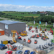 Waltz weiht neue Zentrale ein