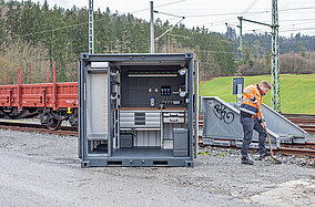 Die Werkstatt ist im Container vor Ort