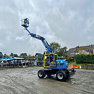 Mobilbagger wird zu fahrbarer Hubarbeitsb&uuml;hne