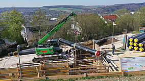 SENNEBOGEN: Raupen-Teleskopkran verlegt Fernwärmeleitung