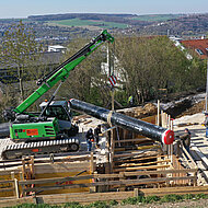 SENNEBOGEN: Raupen-Teleskopkran verlegt Fernw&auml;rmeleitung