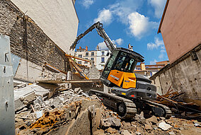 Kompakter Long-Reach-Abbruchbagger im Einsatz in Lyon