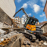 Kompakter Long-Reach-Abbruchbagger im Einsatz in Lyon