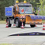 Mercedes-Benz Unimog ist &bdquo;Schneepflug-Star&ldquo; - Sternstunde bei der ersten Deutschen Schneepflugfahrer-Meisterschaft