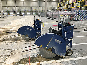 E-Fugenschneider zerlegen Betonbodenplatte