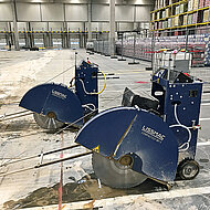 E-Fugenschneider zerlegen Betonbodenplatte