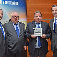 Doosan Dealer Forum 2015:  Auszeichnung f&uuml;r S&uuml;ddeutsche Bau