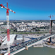 Liebherr-Turmdrehkrane erneuern Br&uuml;cke im spanischen Sevilla