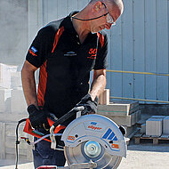 Saint-Gobain: Leistungsstarker Trennschleifer setzt auf Elektroantrieb