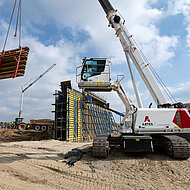 Hochfahrbare Kabine f&uuml;r beste &Uuml;bersicht bei Br&uuml;ckenbau